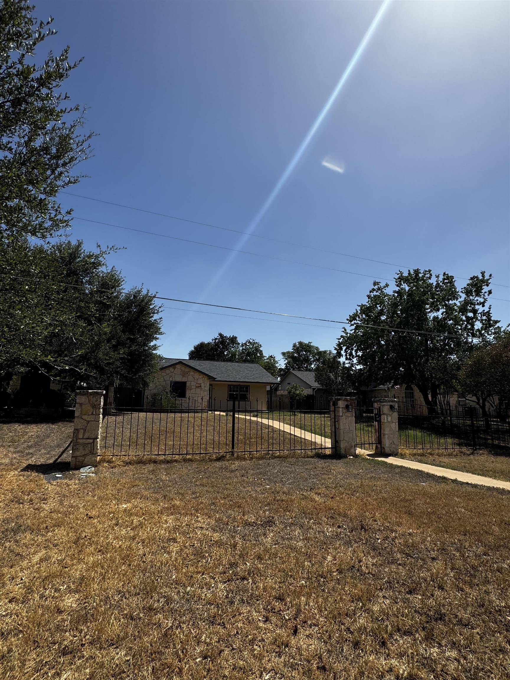 305 AVE R, Marble Falls, TX 78654-7634