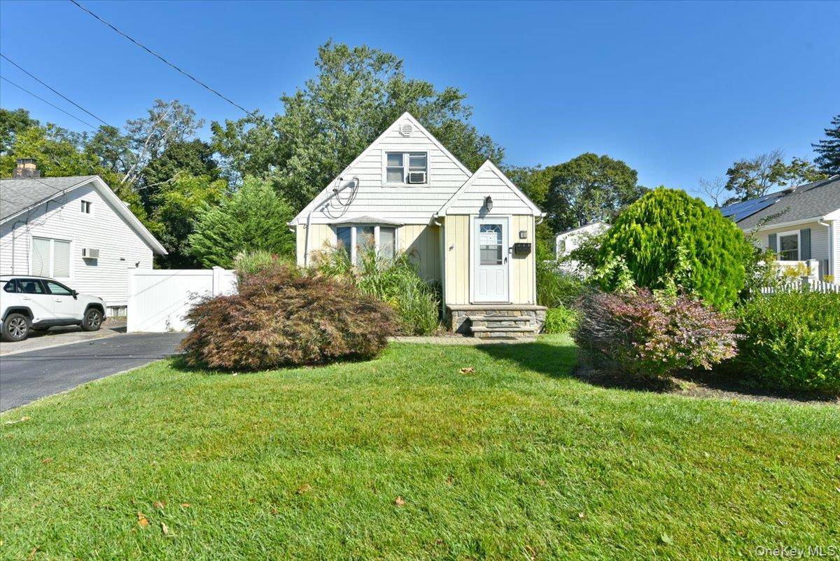 35 Montauk DR, Bay Shore, NY 11706