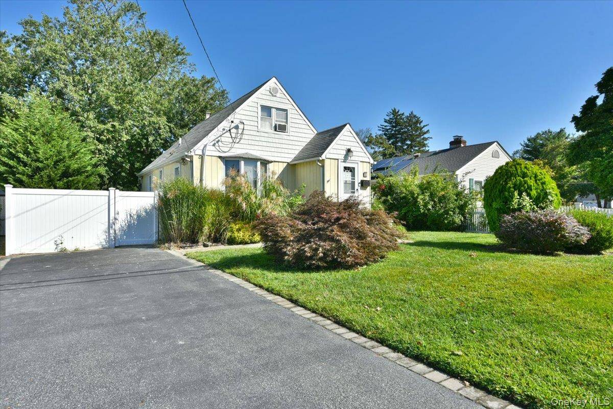35 Montauk DR, Bay Shore, NY 11706