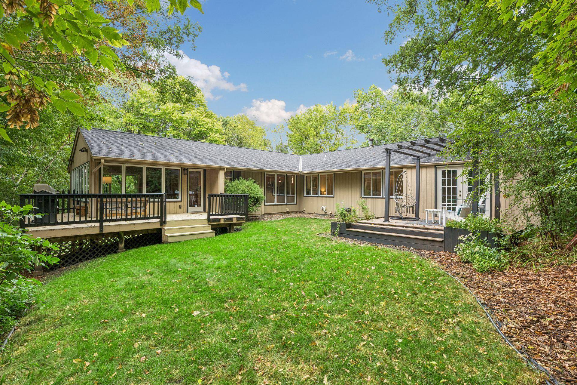 15 High Circle WAY, North Oaks, MN 55127