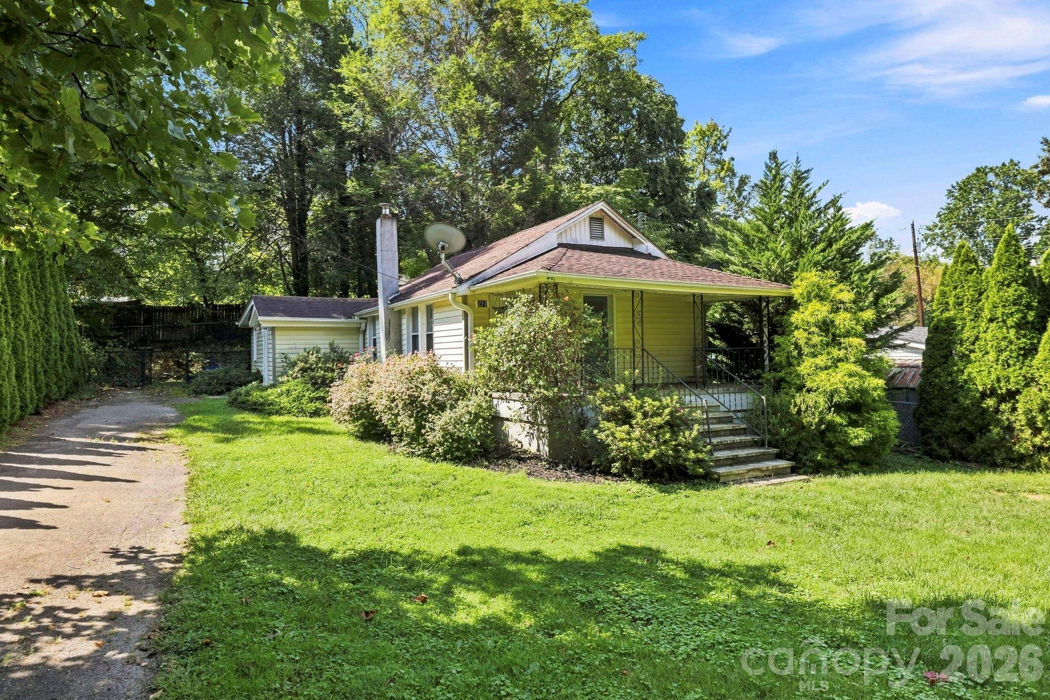 221 N Fork RD, Black Mountain, NC 28711