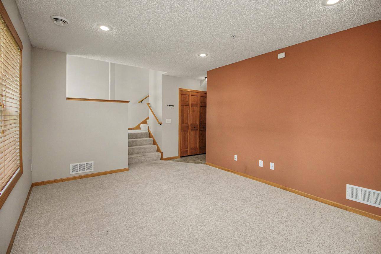 3721 Hazel TRL #A, Woodbury, MN 55129