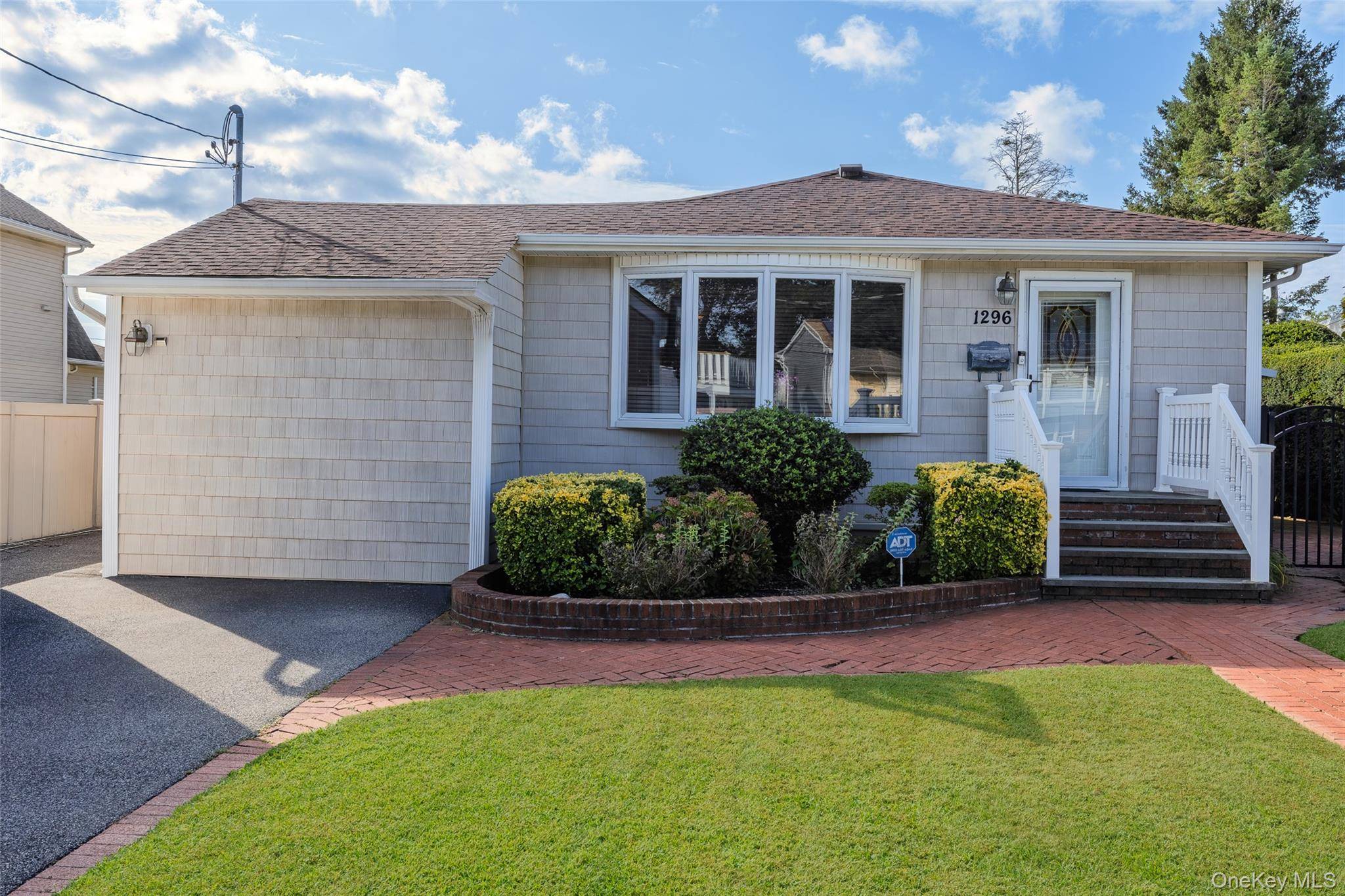 1296 Leslie LN, Bellmore, NY 11710