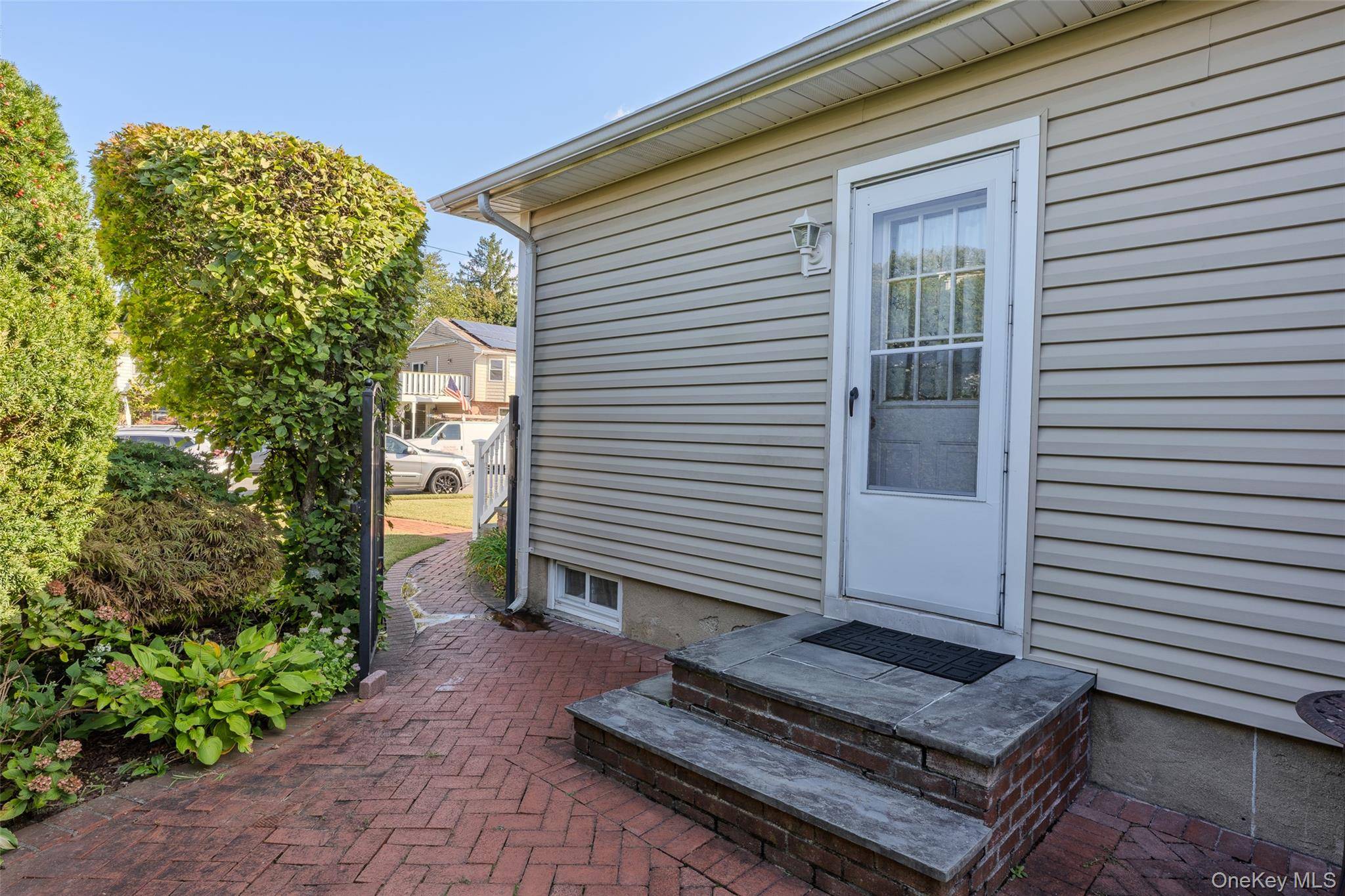 1296 Leslie LN, Bellmore, NY 11710