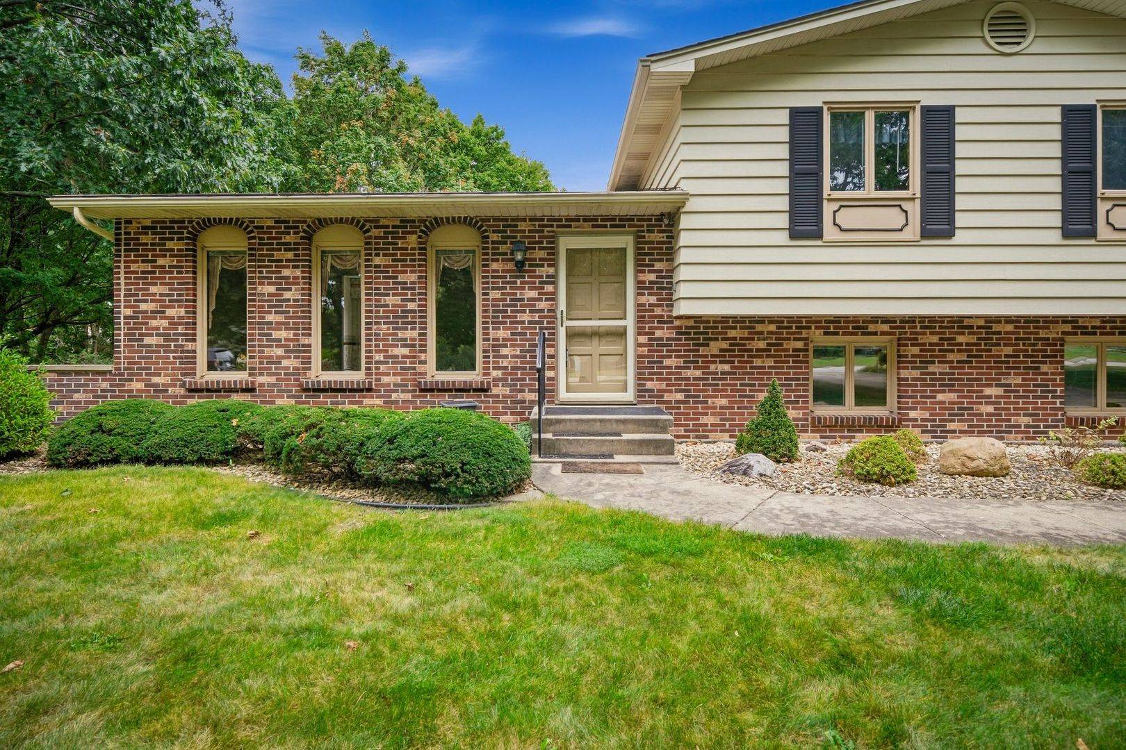 8 Hawthorne DR, Oswego, IL 60543