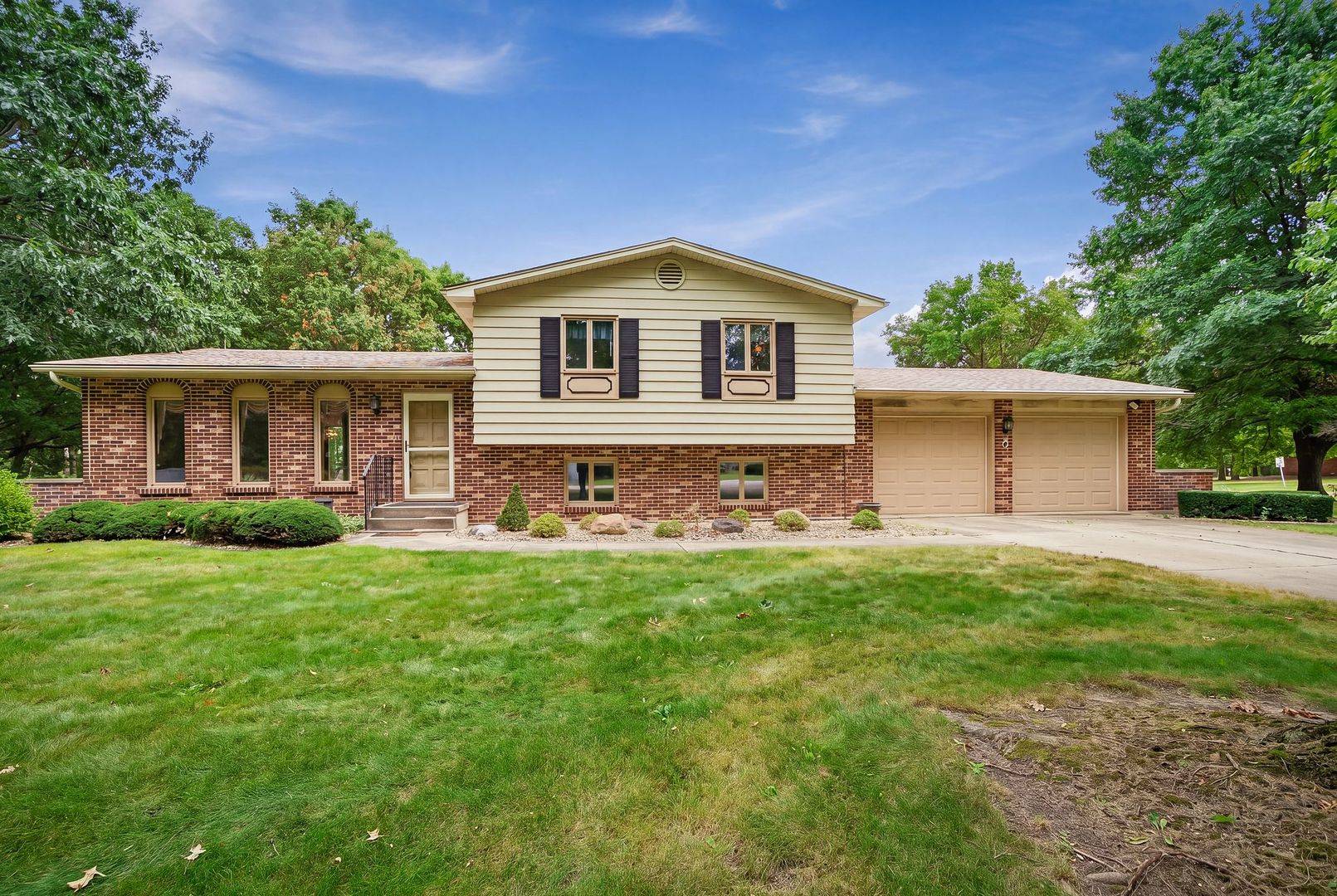 8 Hawthorne DR, Oswego, IL 60543