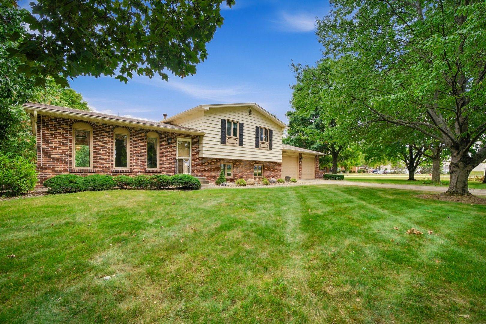 8 Hawthorne DR, Oswego, IL 60543