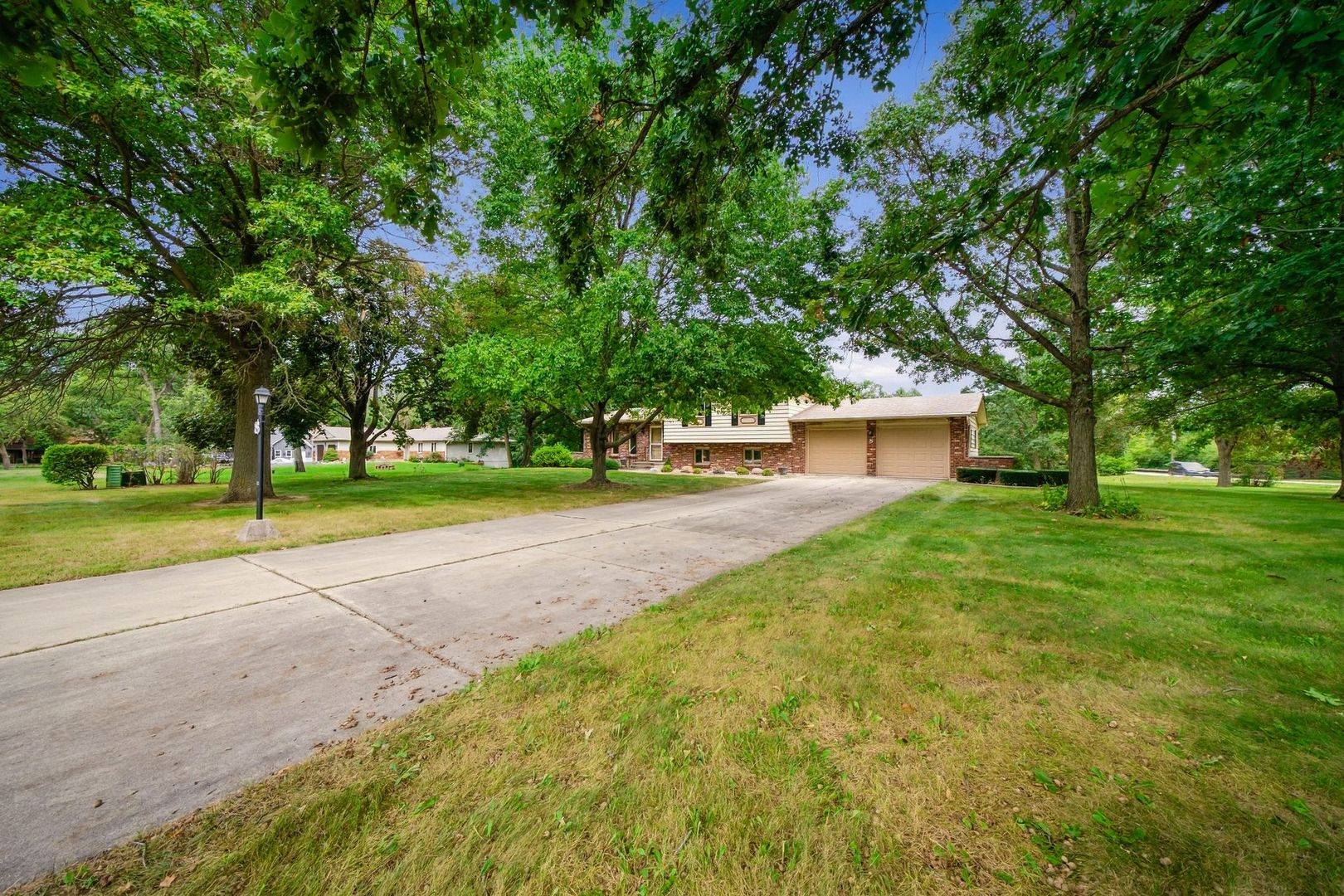 8 Hawthorne DR, Oswego, IL 60543