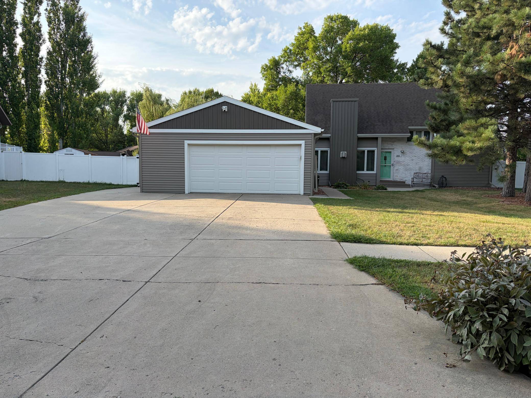 1825 Prairie LN S, Fargo, ND 58103