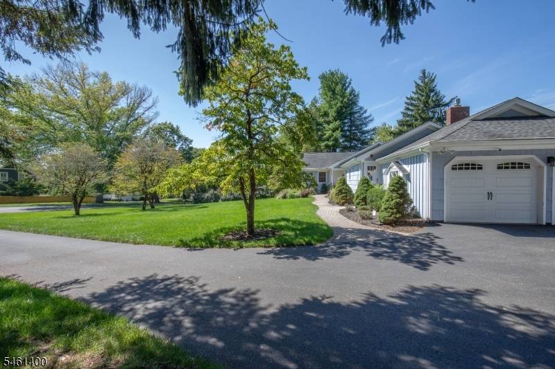 4 Brook Hollow Rd, Peapack Gladstone Boro, NJ 07934