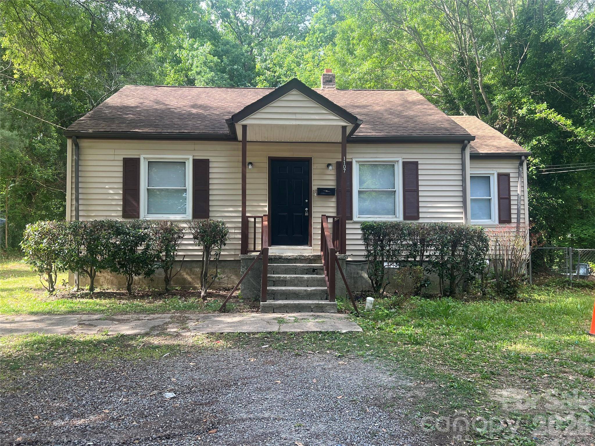 1107 W Davidson AVE, Gastonia, NC 28052