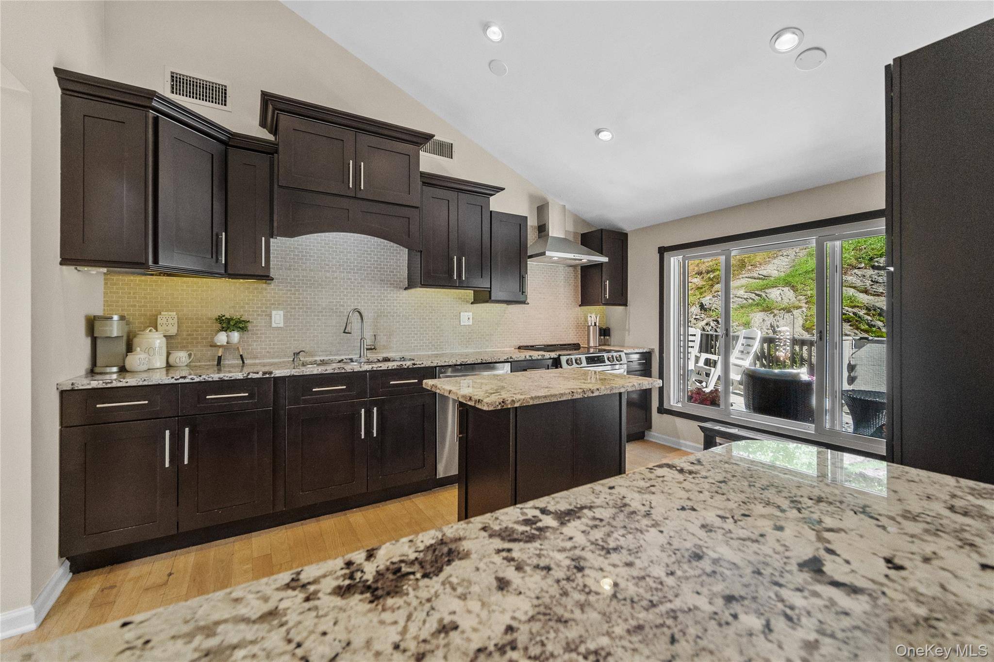 16 Birch DR, Mahopac, NY 10541