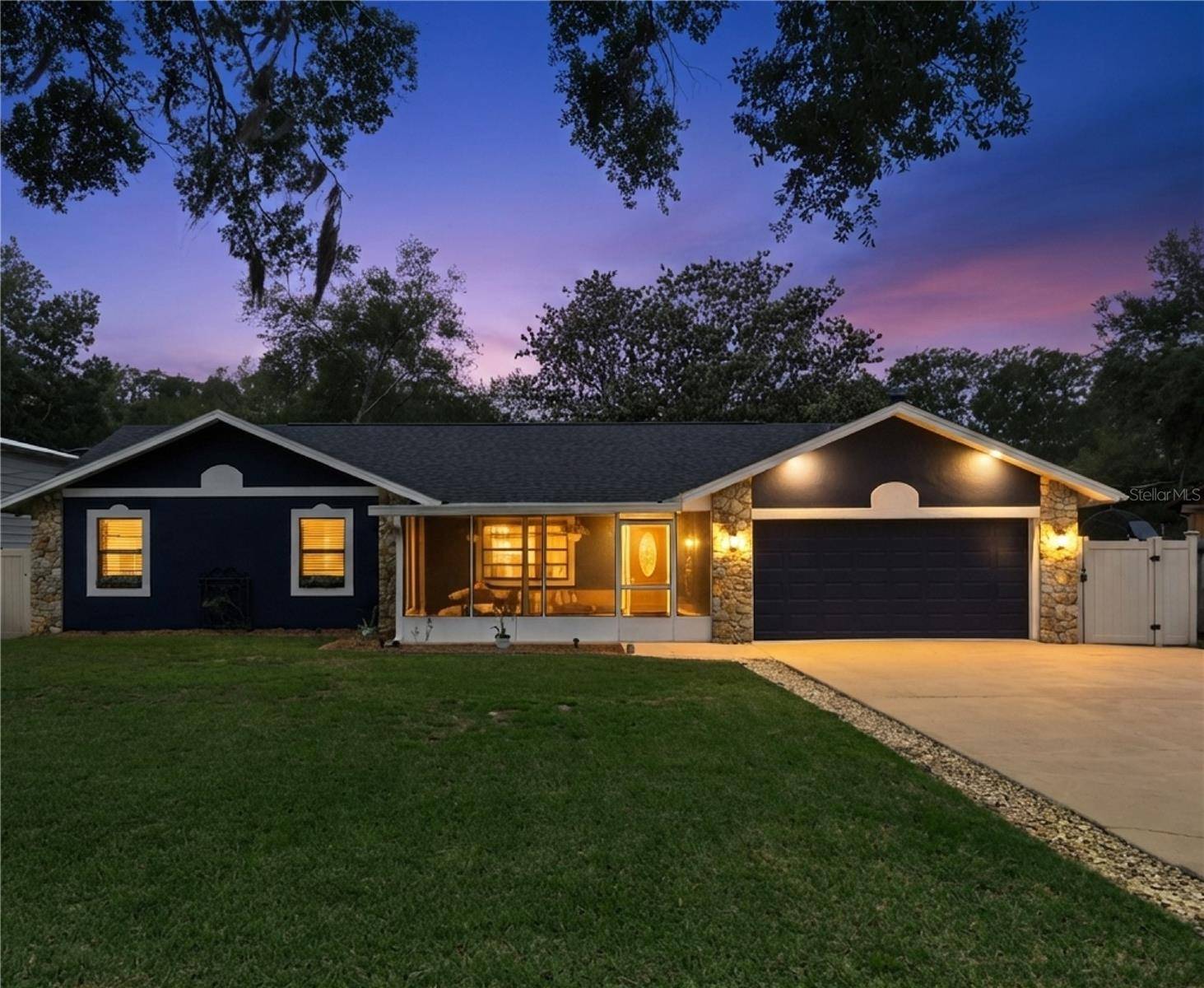 27627 LOIS DR, Tavares, FL 32778