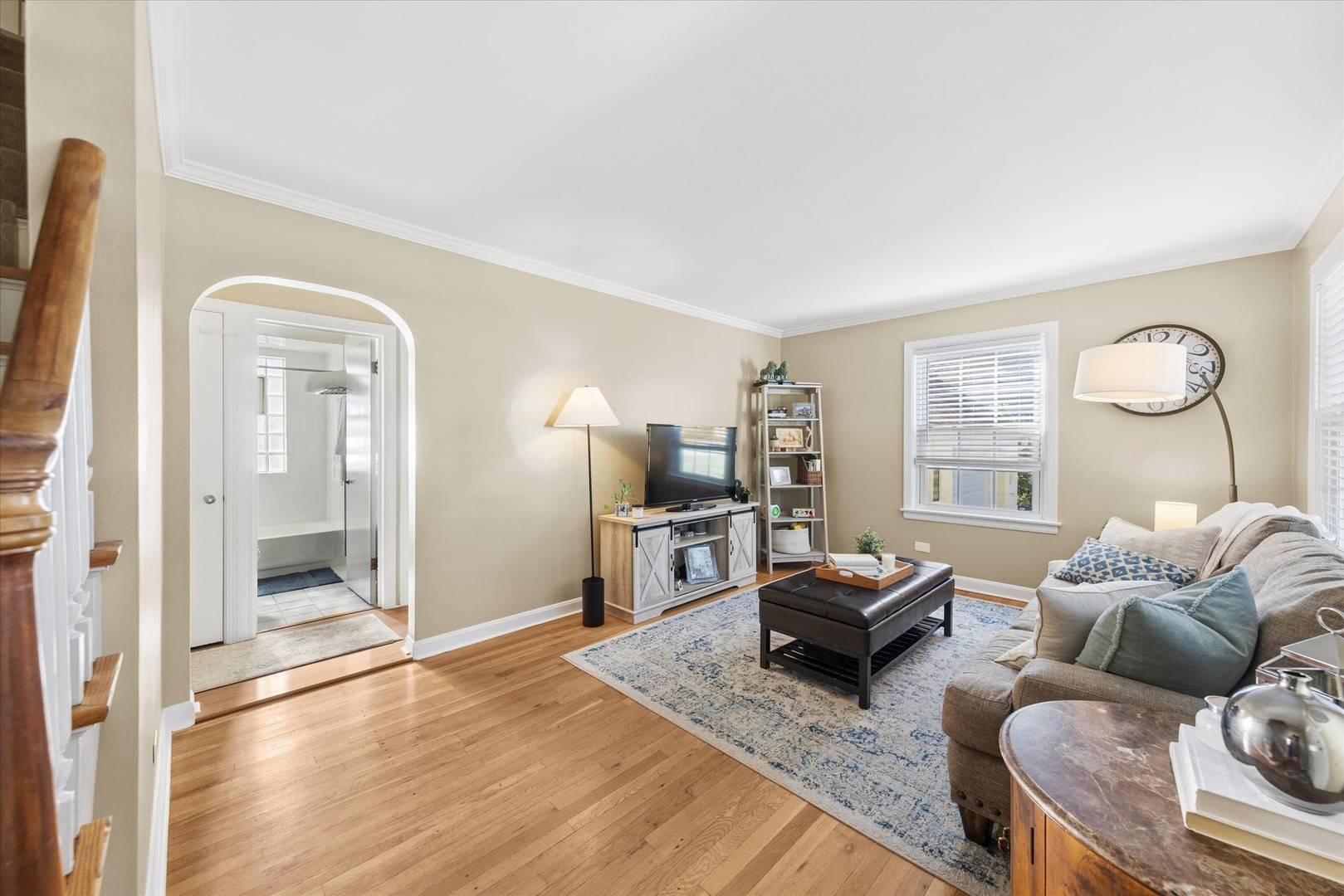 127 Hiawatha DR, Clarendon Hills, IL 60514