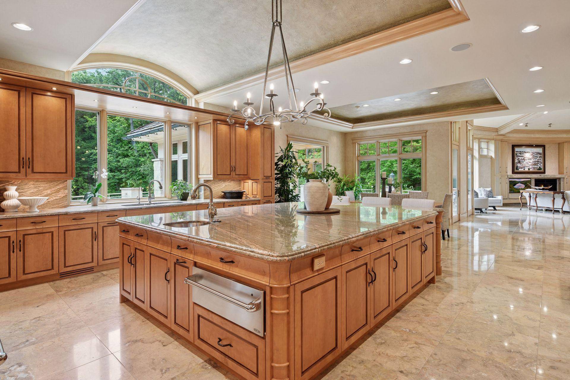 1989 Dwight LN, Minnetonka, MN 55305