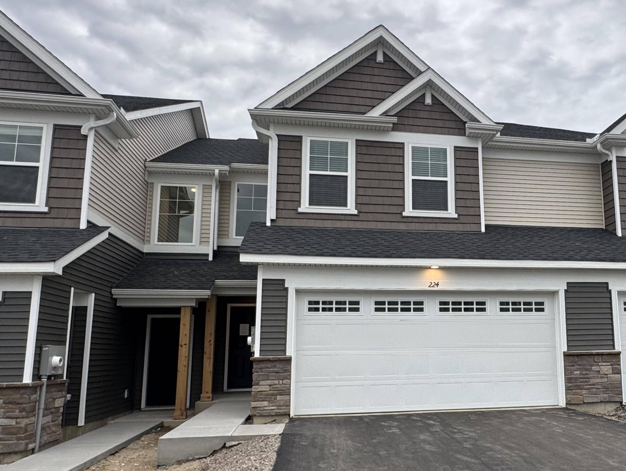 224 Huntington DR, Waconia, MN 55387