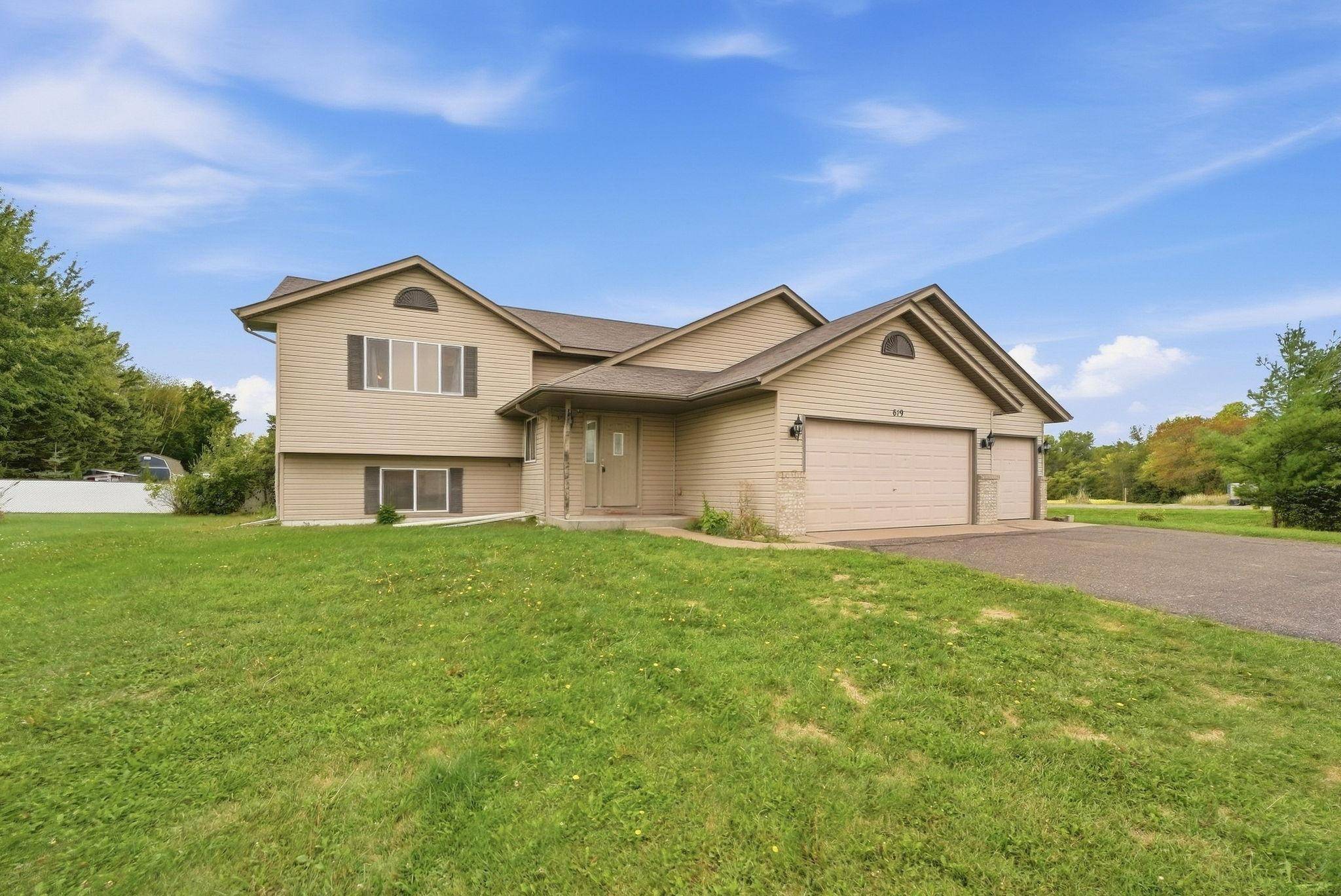 619 Nelson LN, Center City, MN 55012