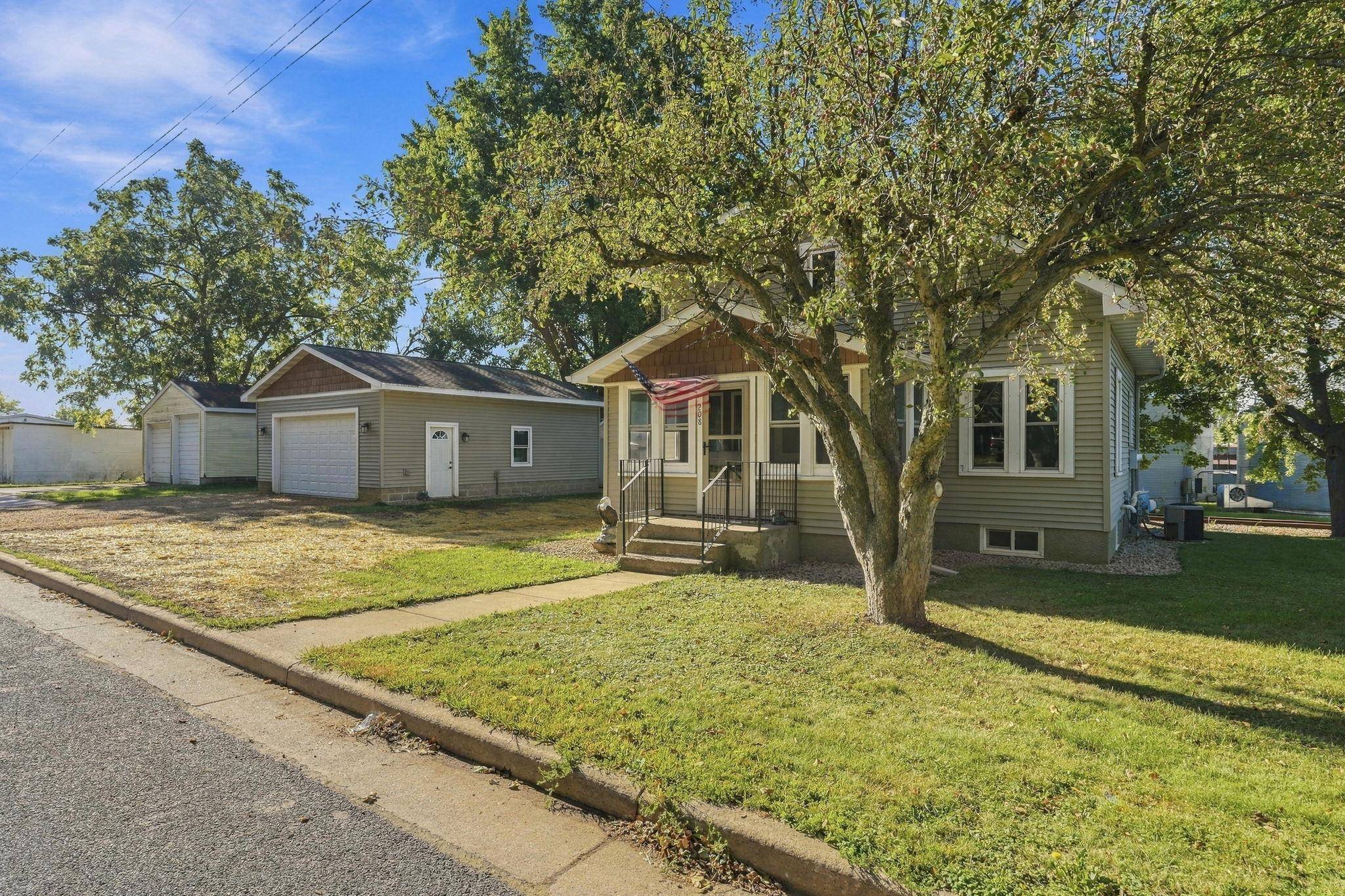208 W Maple ST, Roberts, WI 54023