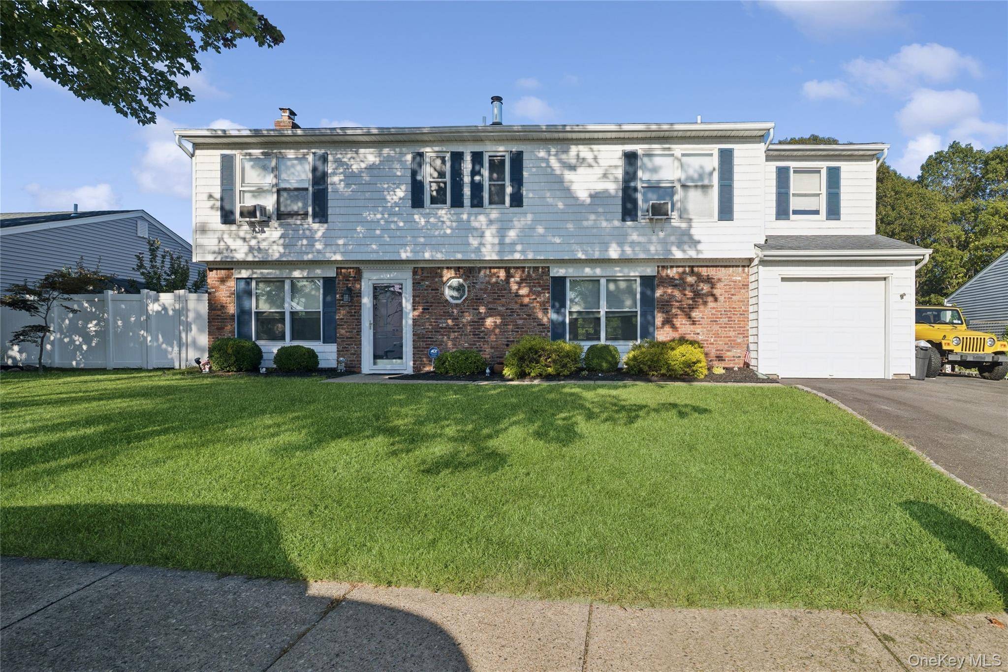 7 Springmeadow DR, Holbrook, NY 11741