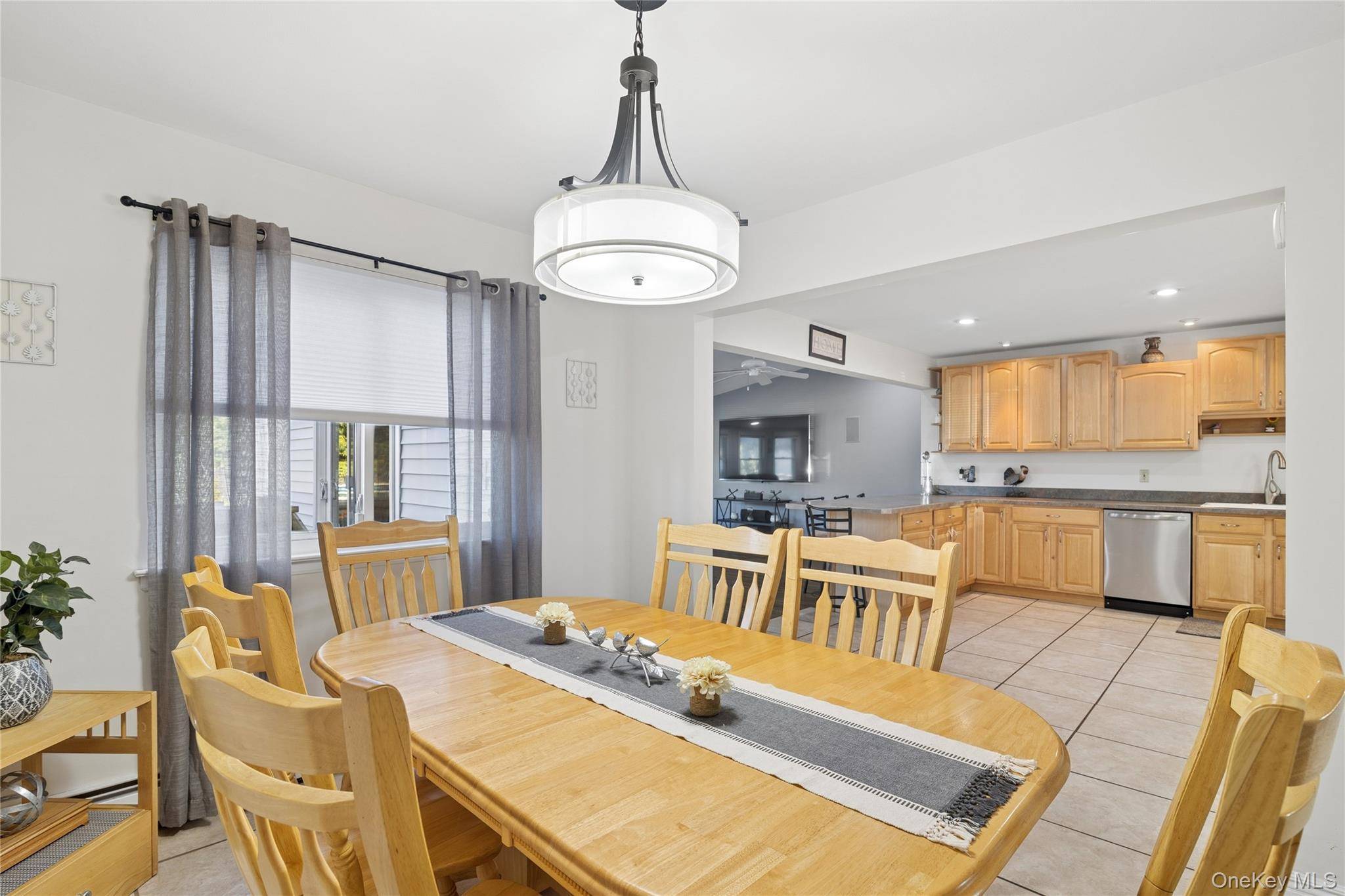 7 Springmeadow DR, Holbrook, NY 11741