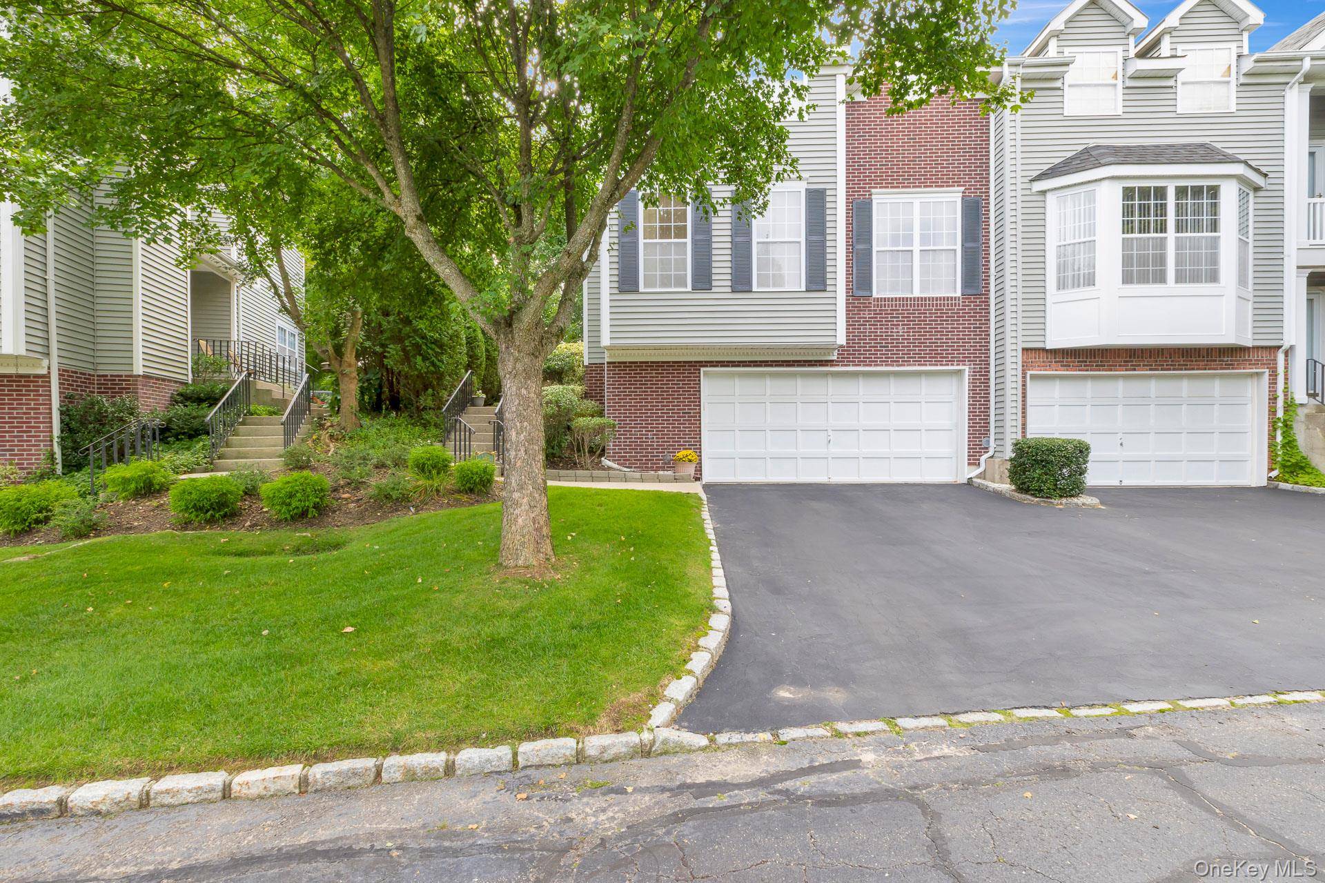 143 Paddington CIR, Smithtown, NY 11787