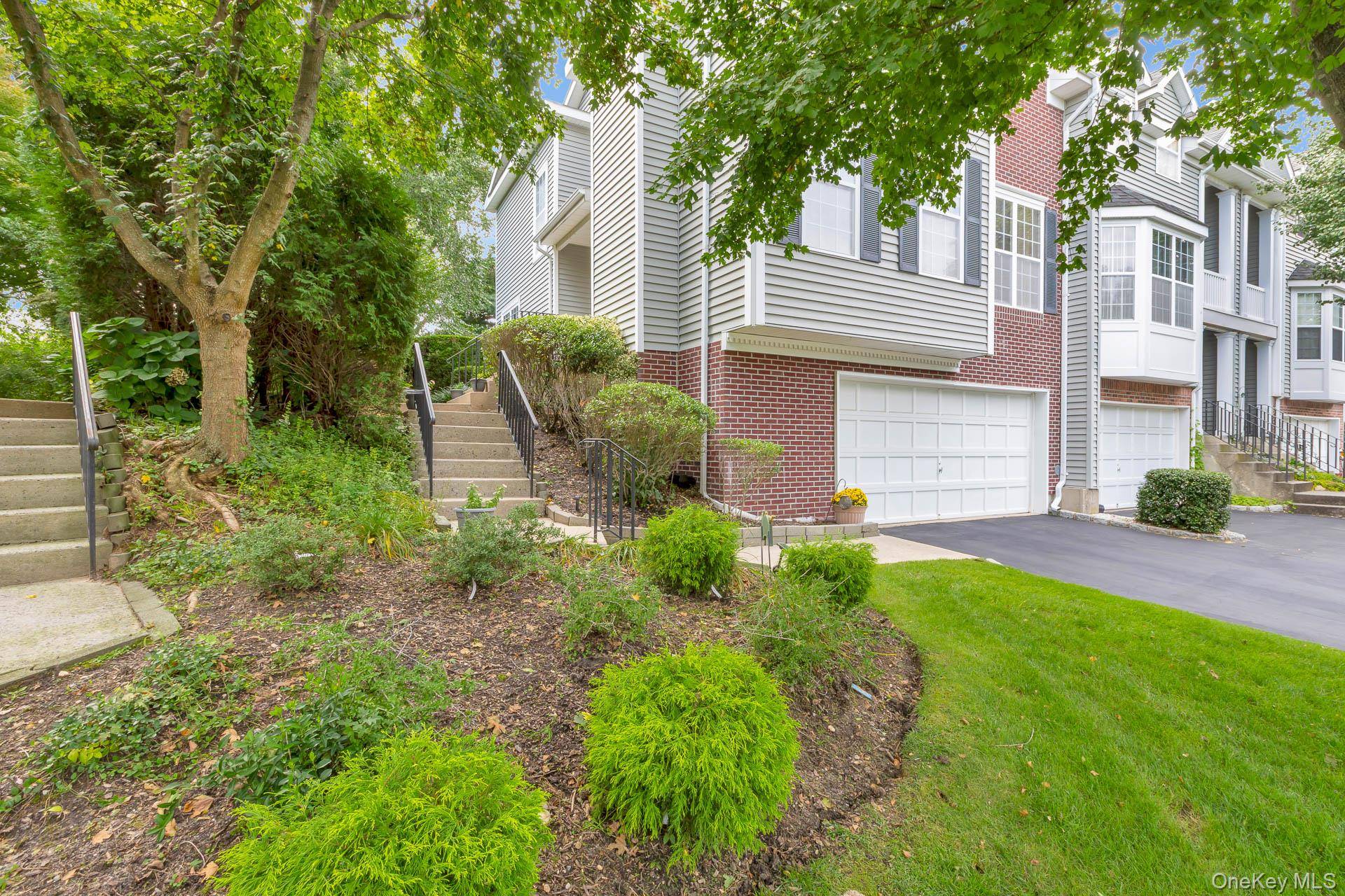 143 Paddington CIR, Smithtown, NY 11787