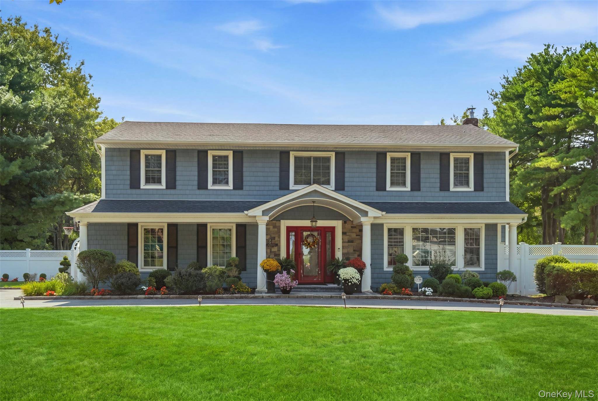 24 Quintree LN, Melville, NY 11747