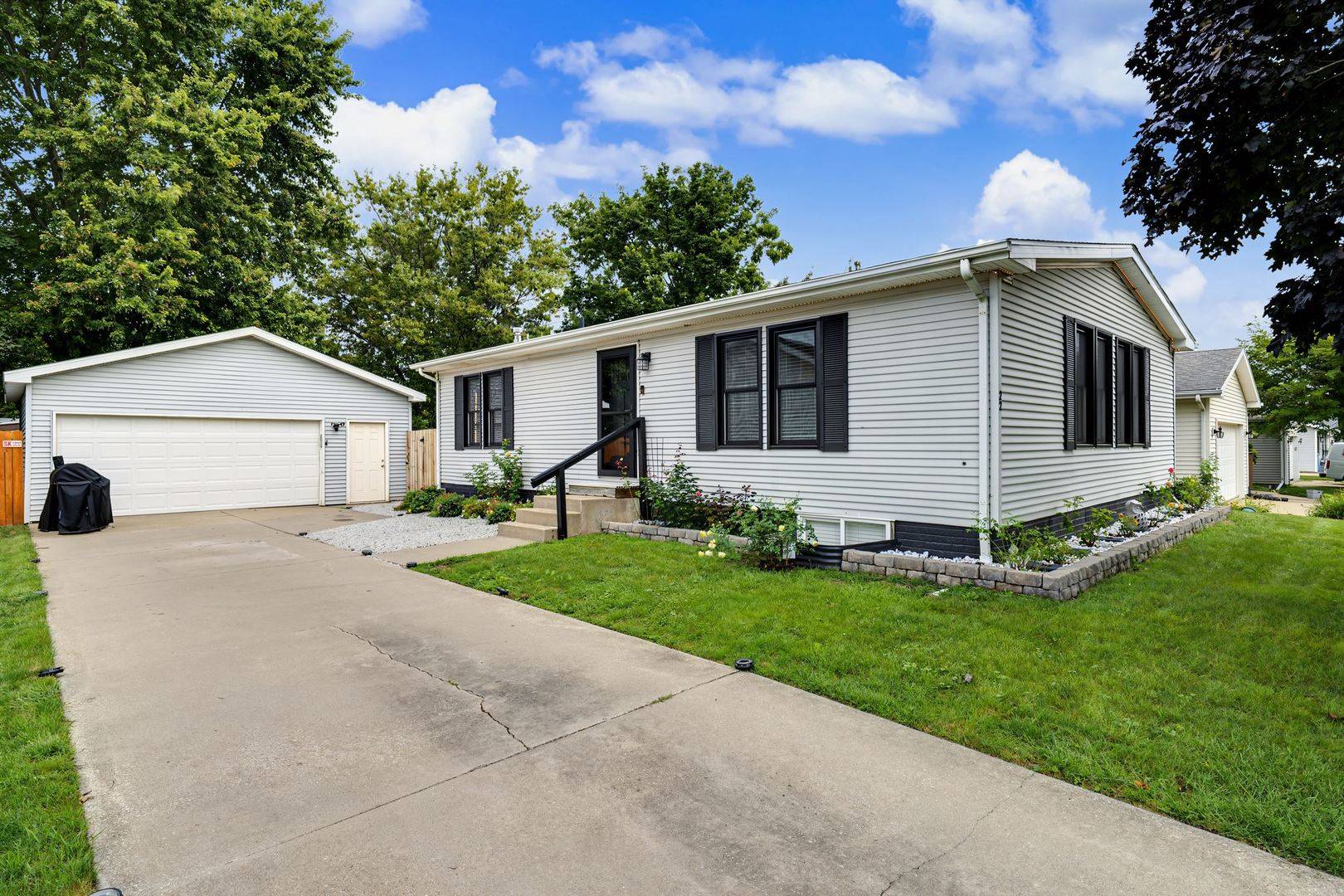 22 Geneva CT, Bloomington, IL 61704