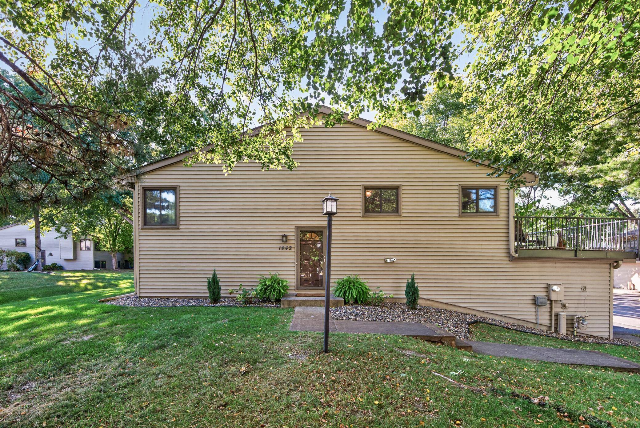 1442 Arden View DR, Arden Hills, MN 55112