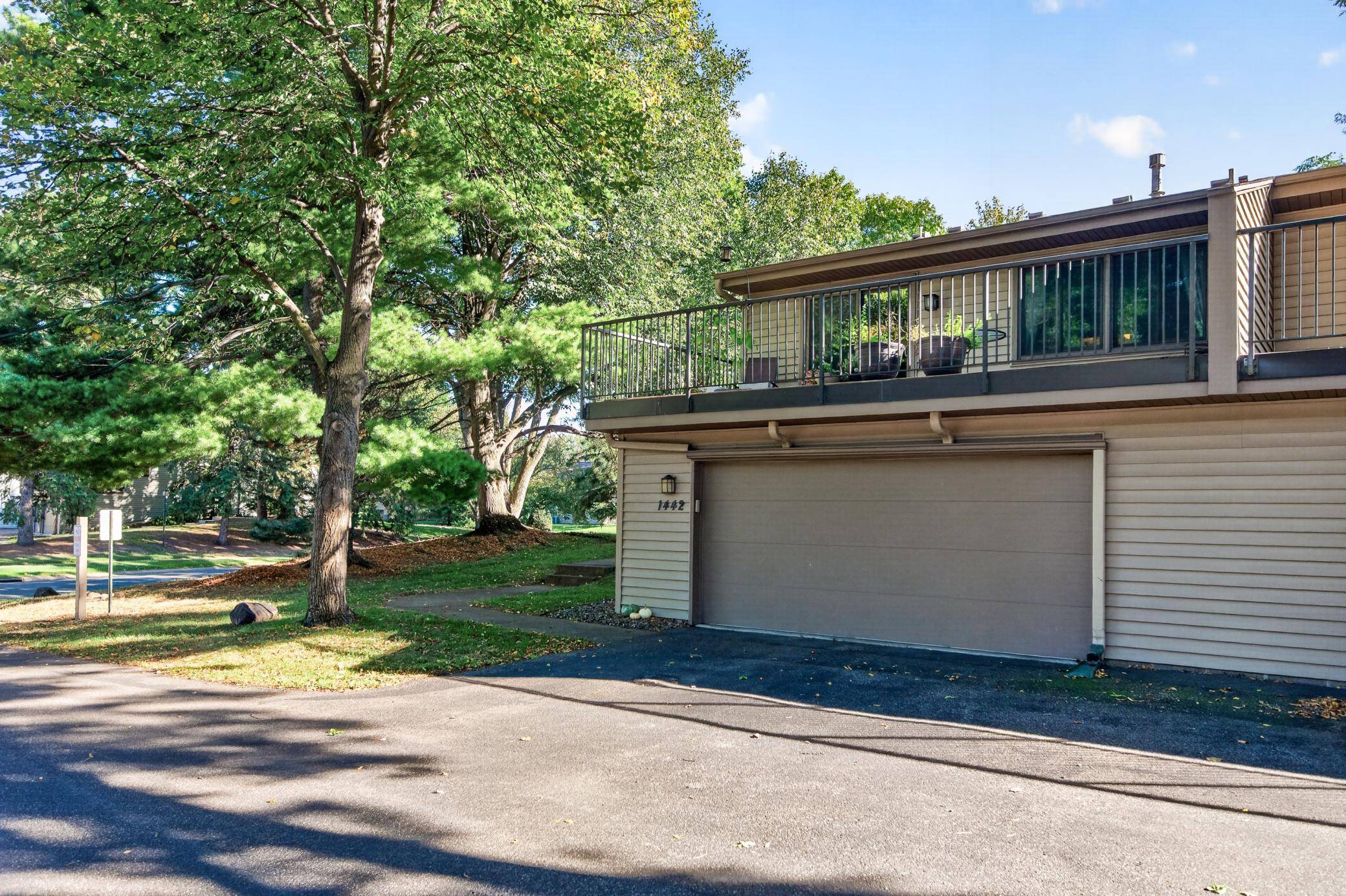 1442 Arden View DR, Arden Hills, MN 55112