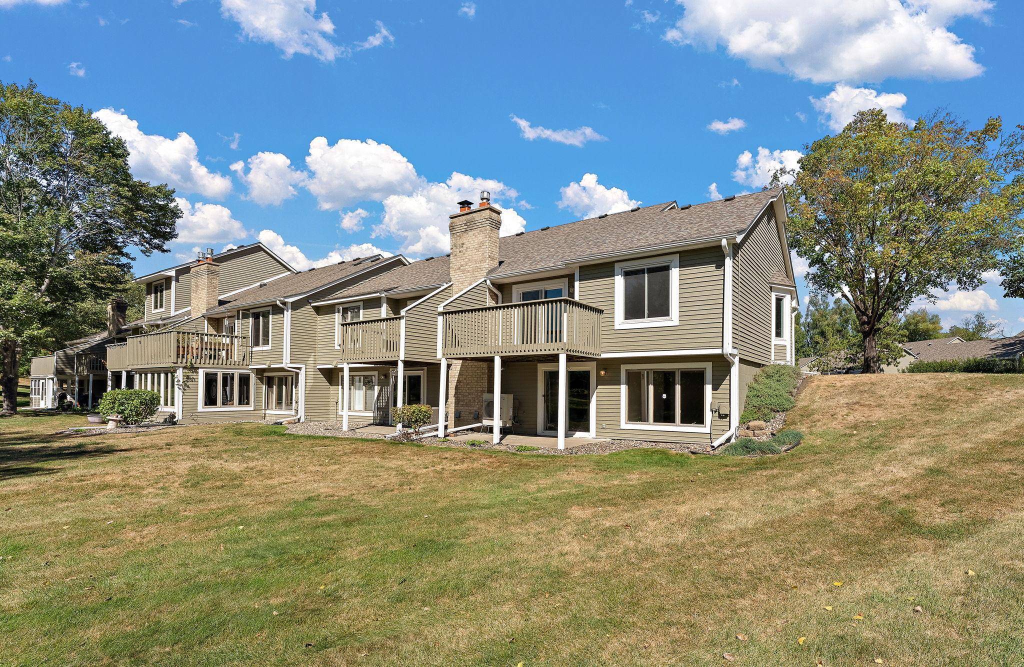 978 Winterberry DR, Woodbury, MN 55125