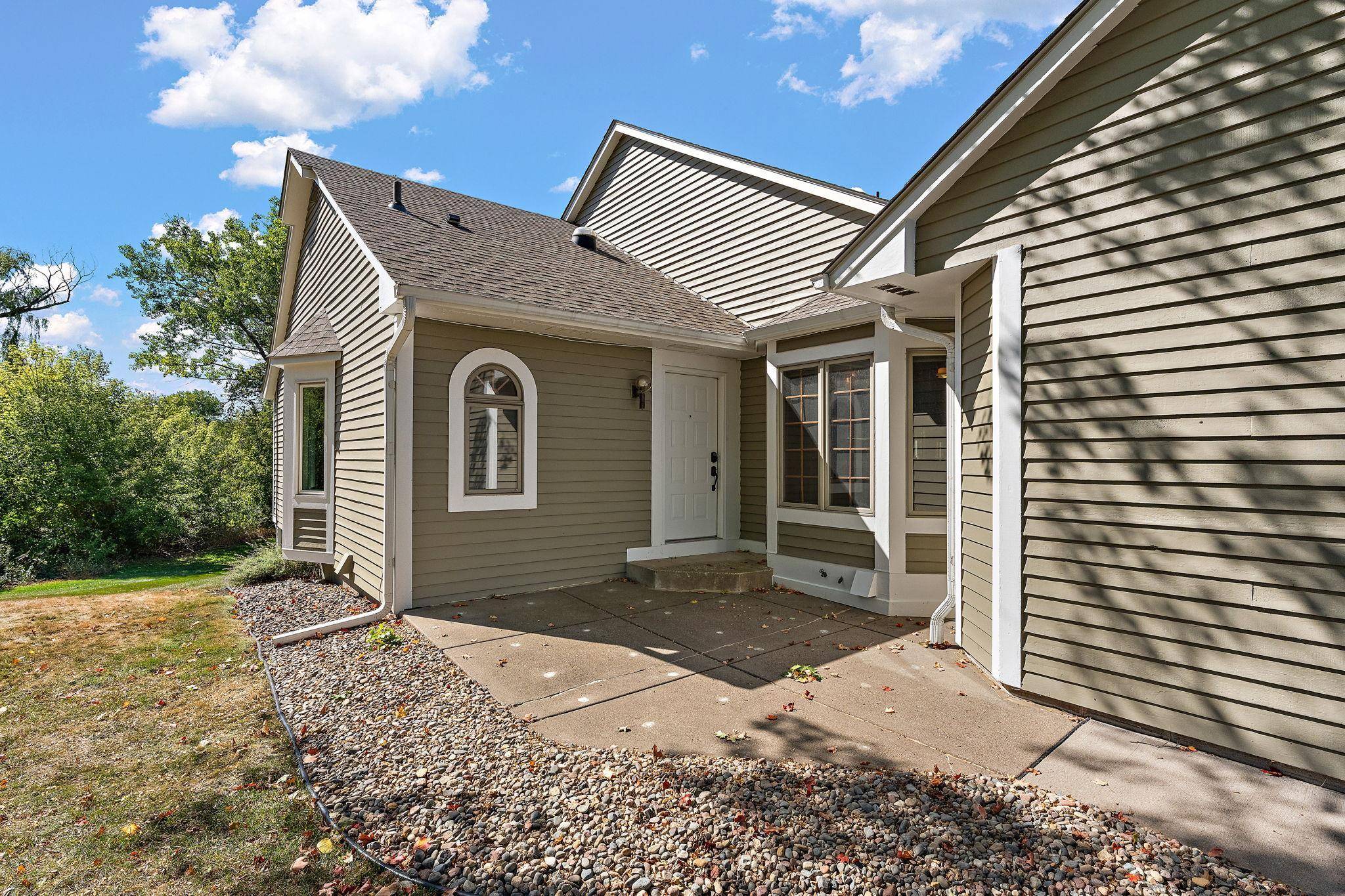 978 Winterberry DR, Woodbury, MN 55125