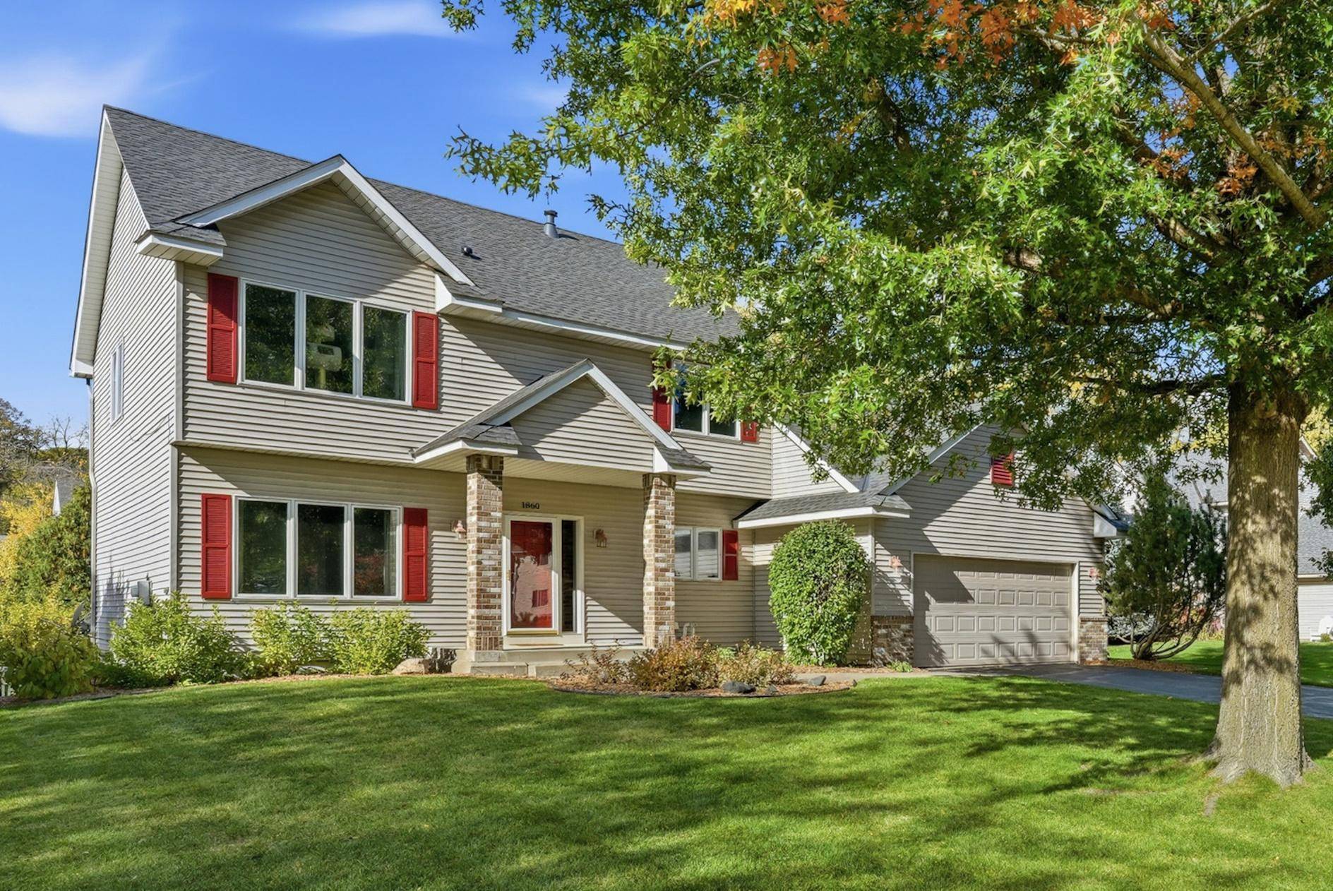 1860 Spinaker DR, Woodbury, MN 55125
