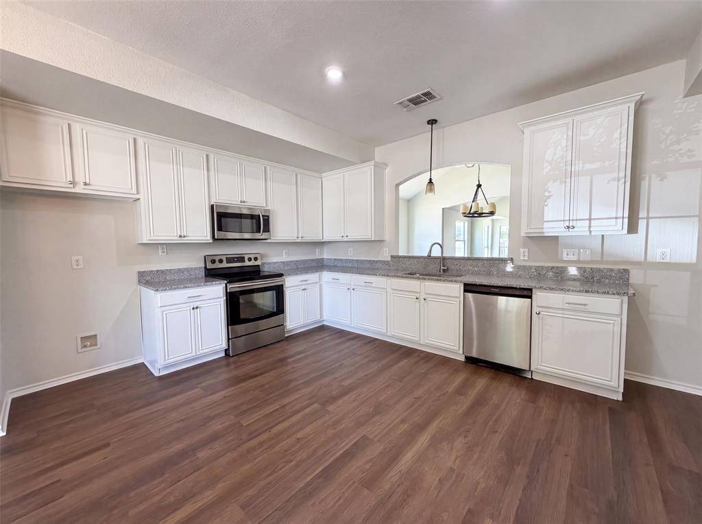 825 Adams Drive, Burleson, TX 76028