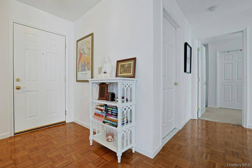 207 Sutton DR #207, Mount Kisco, NY 10549