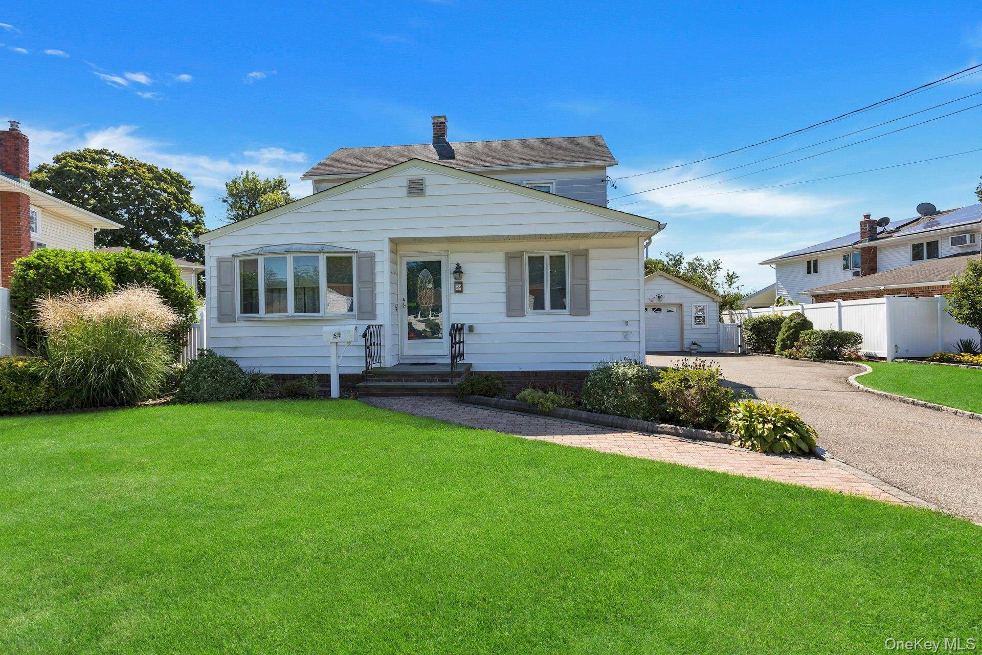 59 11th ST, Hicksville, NY 11801