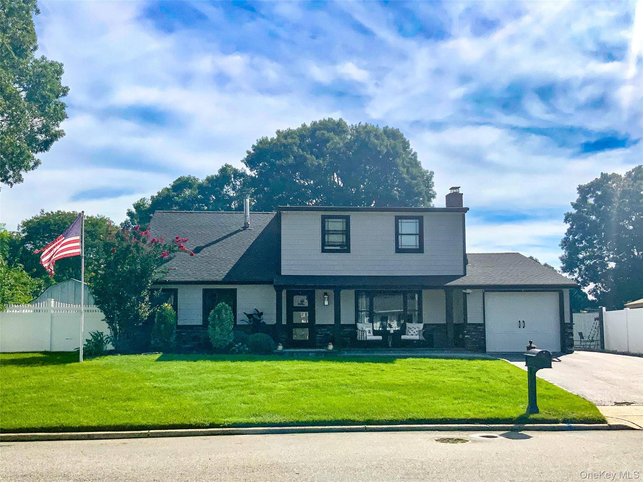 188 Glen Summer RD, Holbrook, NY 11741