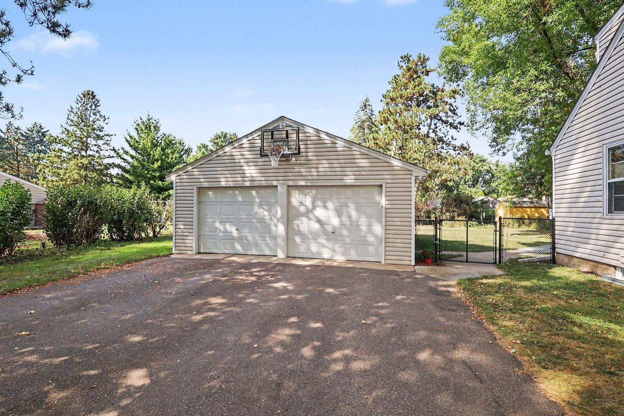 887 Cheri LN, Mendota Heights, MN 55120