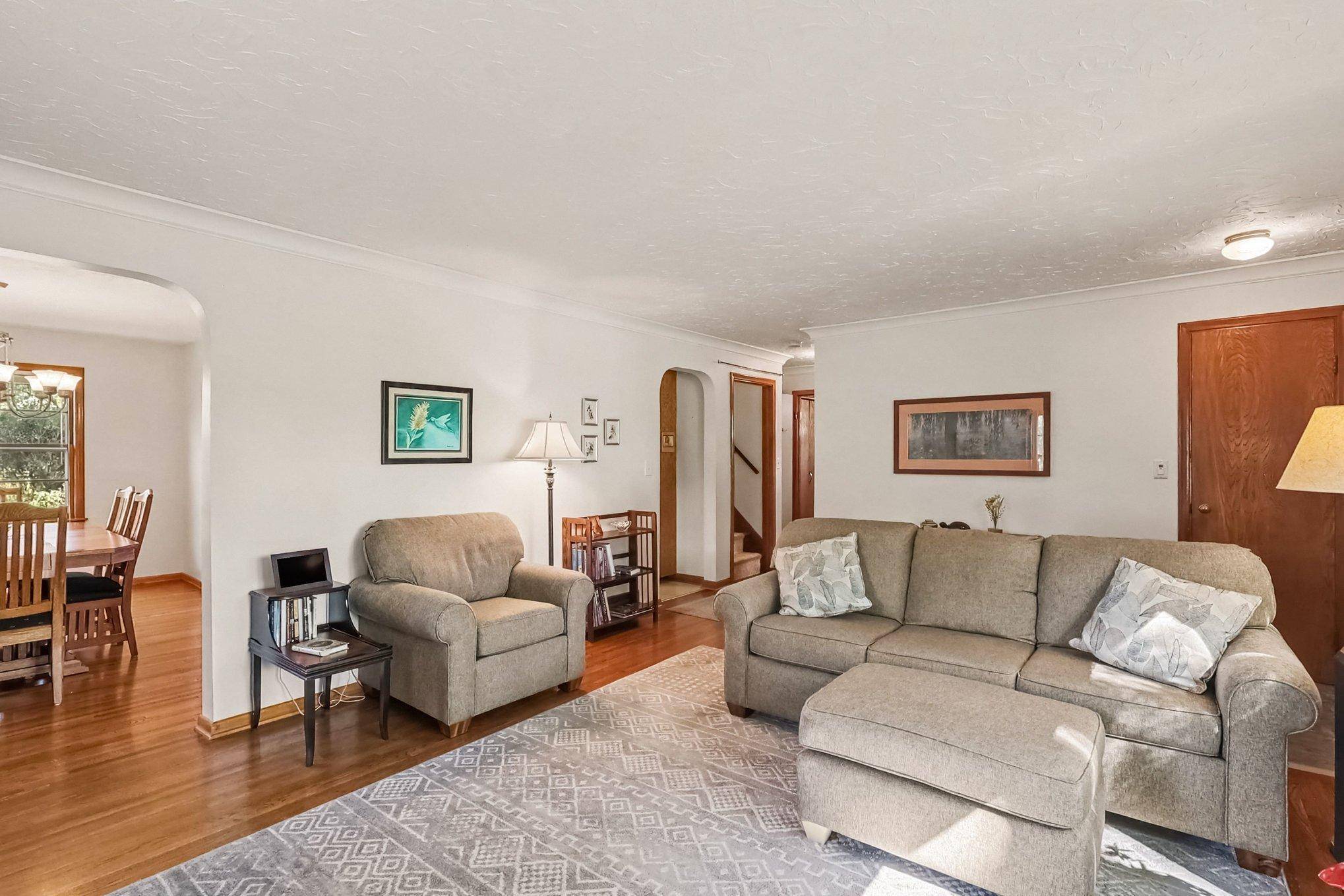 887 Cheri LN, Mendota Heights, MN 55120