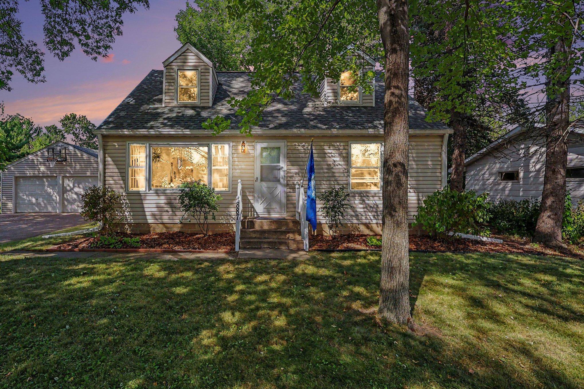887 Cheri LN, Mendota Heights, MN 55120