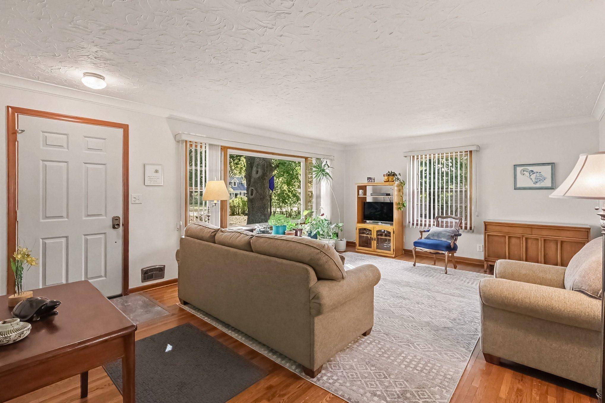 887 Cheri LN, Mendota Heights, MN 55120