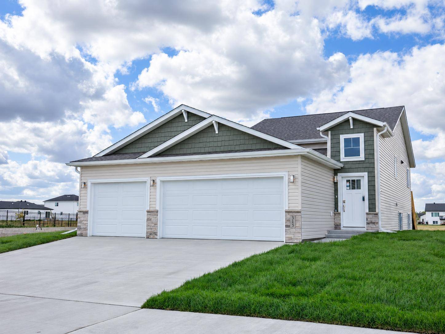 315 Lionheart DR, Horace, ND 58047