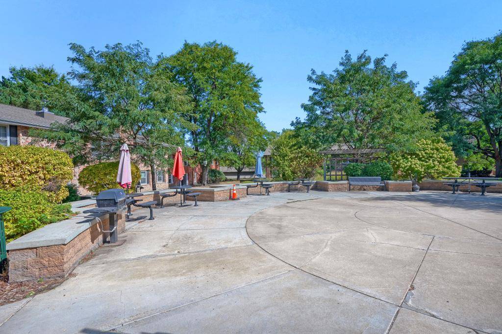 708 Old Settlers TRL #2, Hopkins, MN 55343
