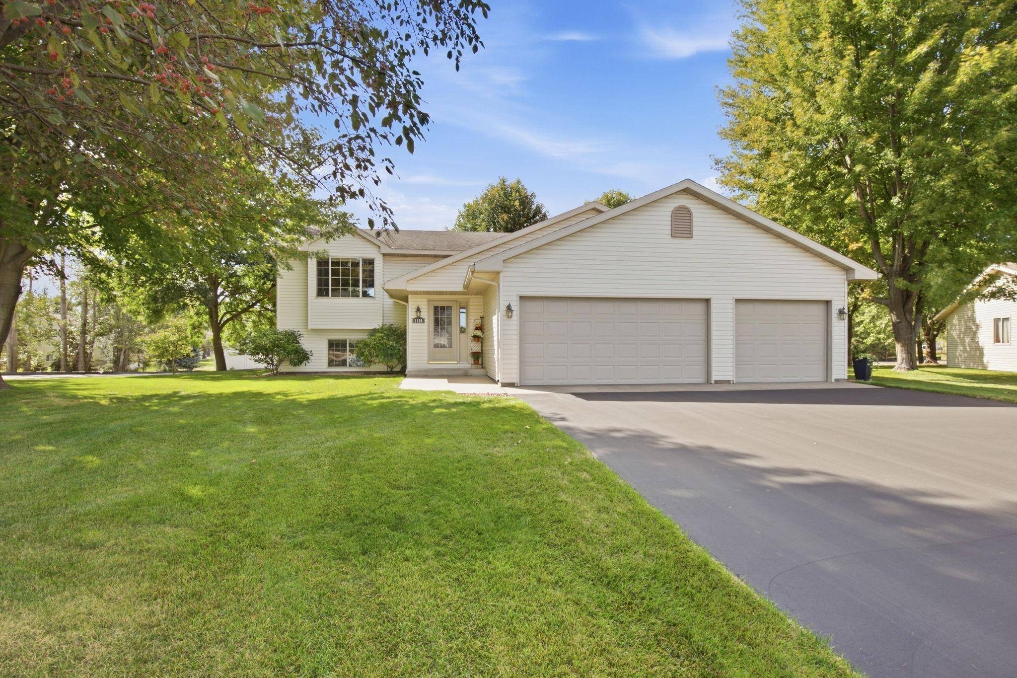 1120 Applewood CT, Waite Park, MN 56387