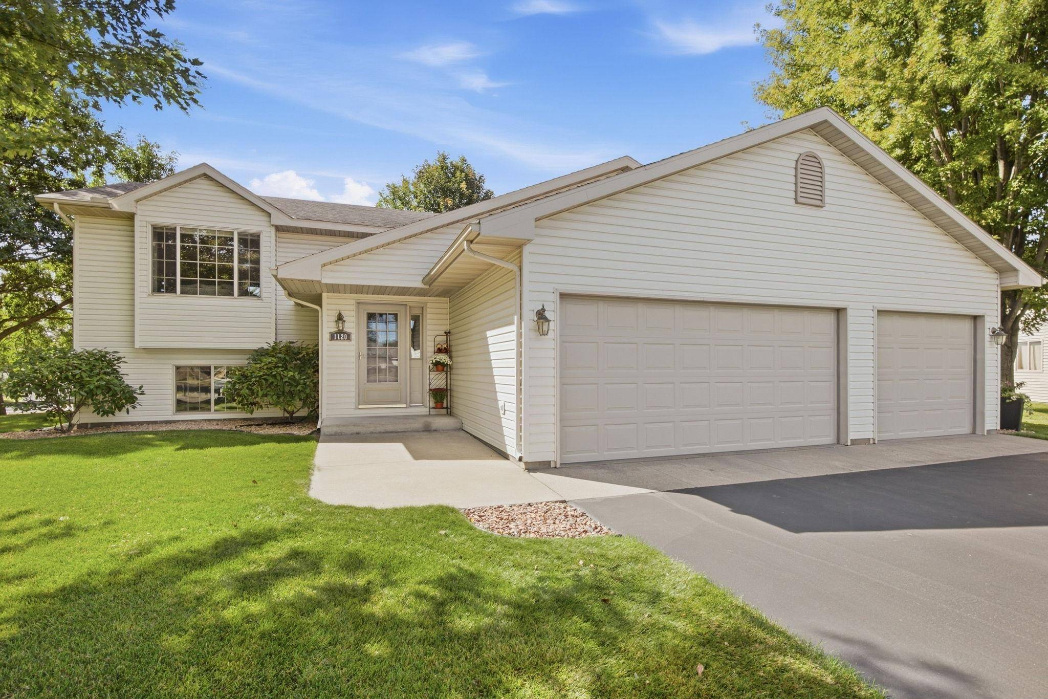 1120 Applewood CT, Waite Park, MN 56387