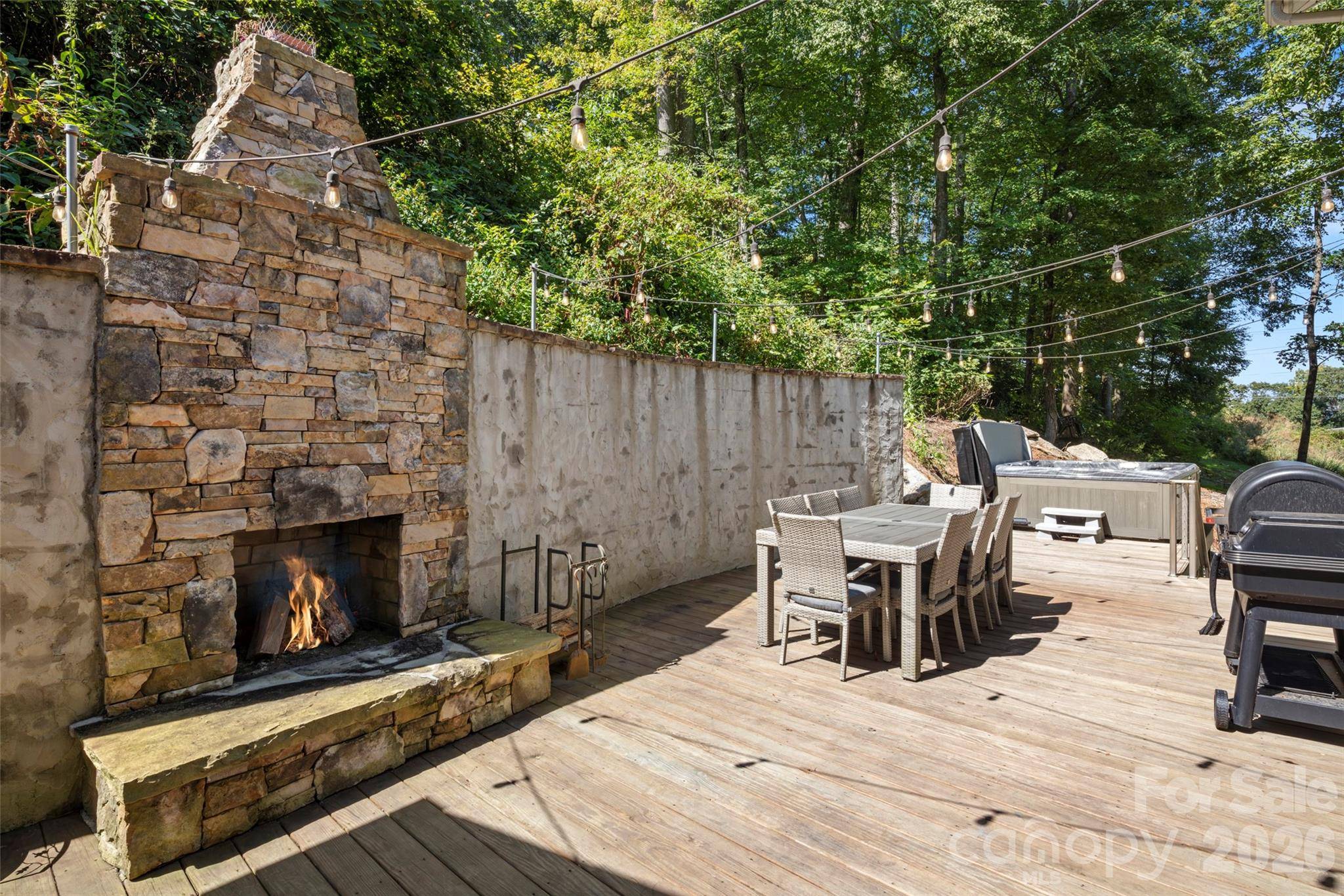 349 View Rock LN, Hendersonville, NC 28791