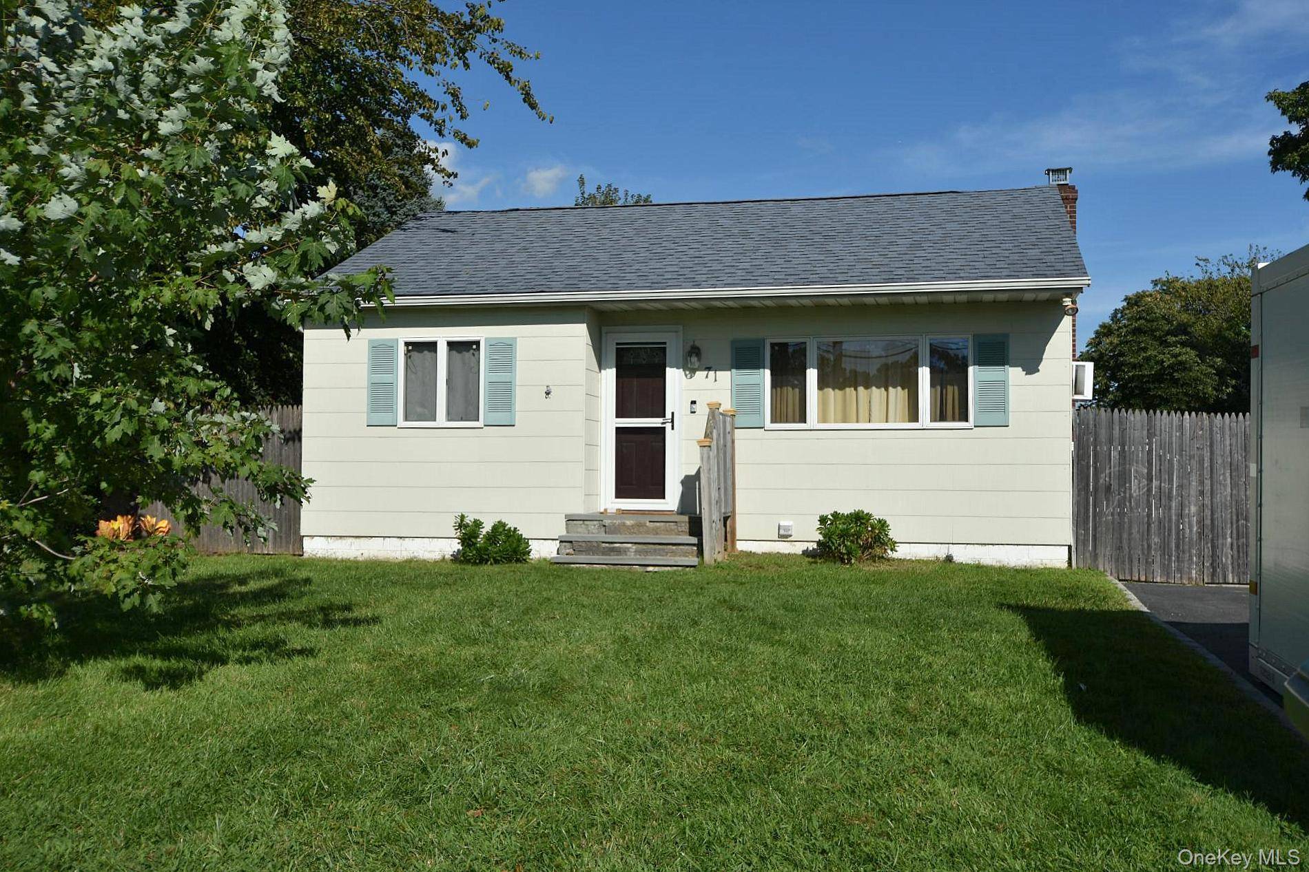71 John DR, Farmingville, NY 11738