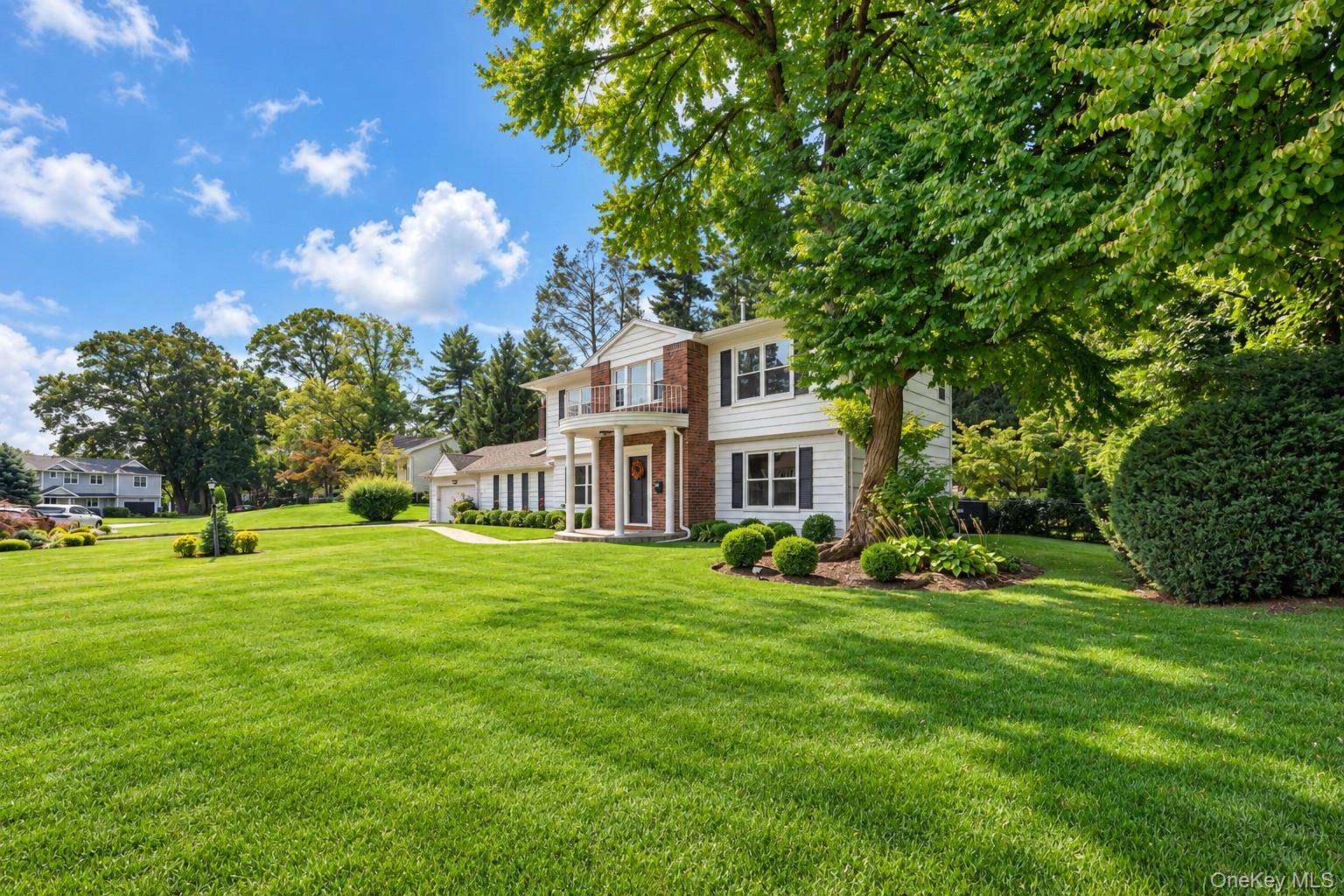 20 Chestnut DR, East Hills, NY 11576