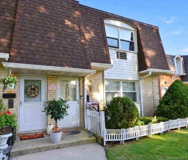 10 Glen Hollow DR #C56, Holtsville, NY 11742