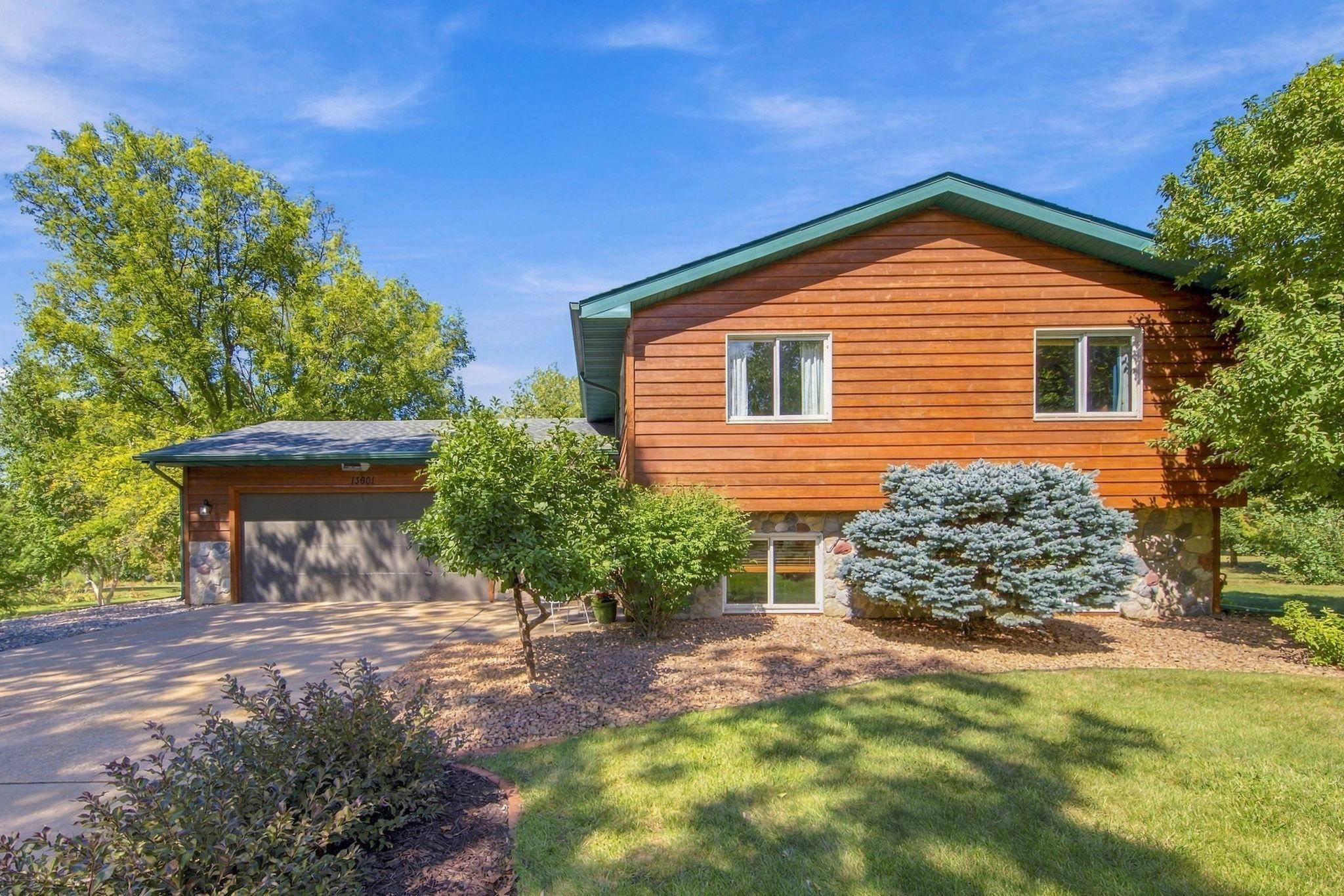 13601 Dan Patch LN, Savage, MN 55378